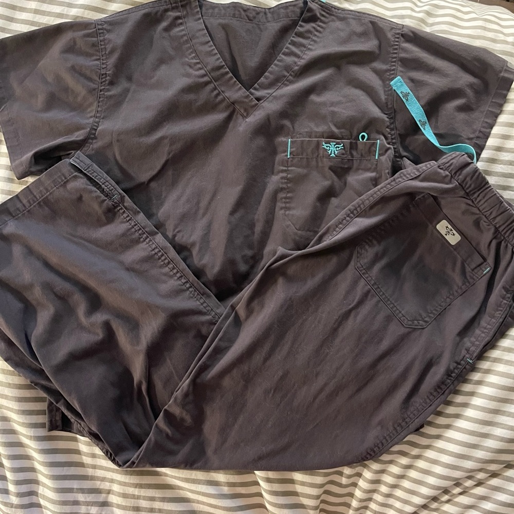 SM Med couture gray scrubs with blue detail in good condition